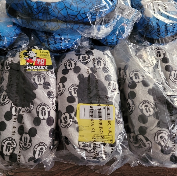 2T-3T DISNEY 90 YRS MICKEY FUZZY BABBA SLIPPER SOC - Picture 5 of 7